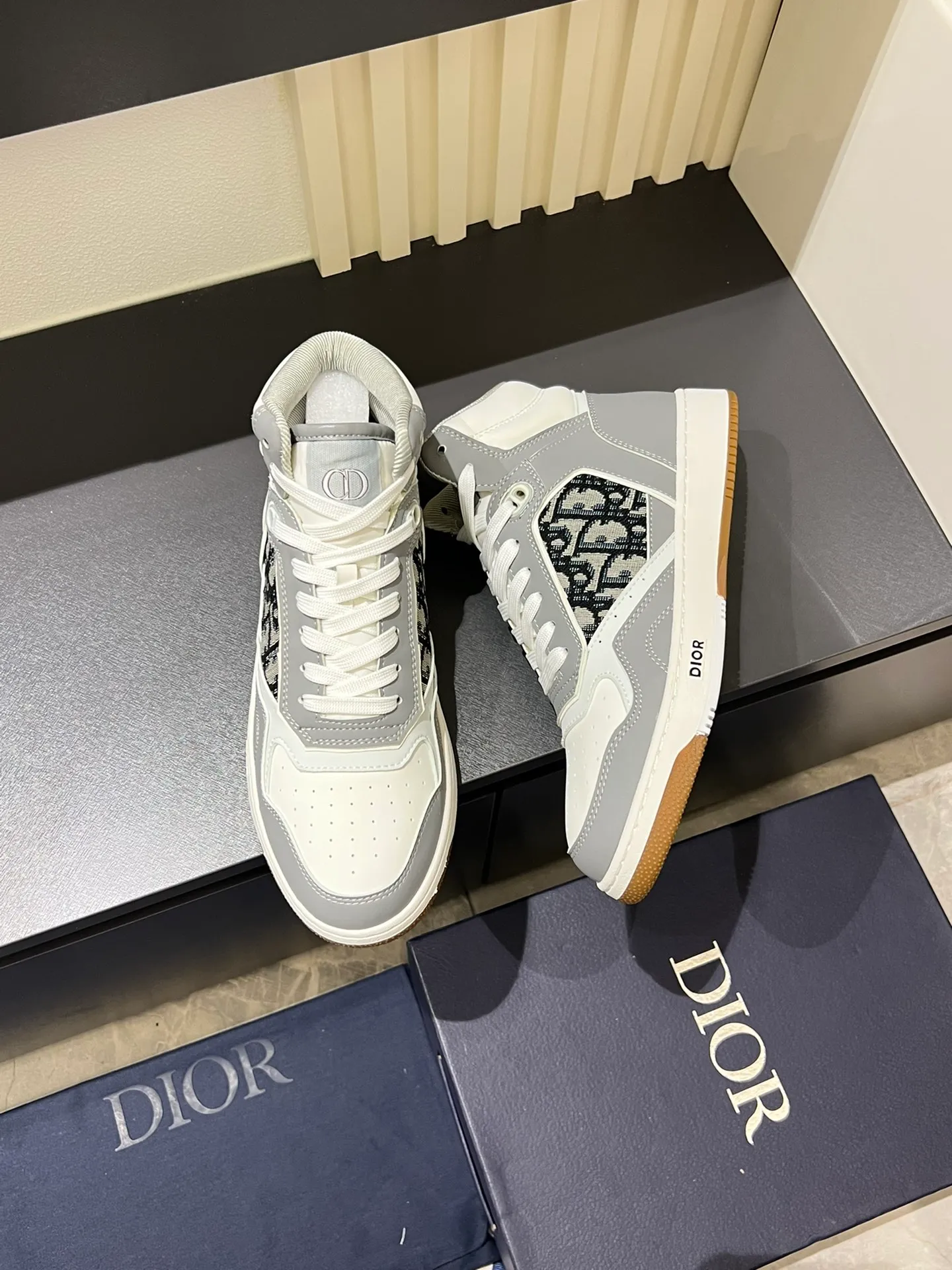 Men's shoes 💰p460 "Dio*" mid-top B27 casual sneakers. This B27 high-top sneaker is a new product in the series and continues Di*r's classic style. Crafted from gray and white smooth calf leather with beige and black Oblique print panels on the sides. The "CD Icon" shaped shoelace eyelets are clever and delicate, and the two-color rubber sole, rear collar and heel are all equipped with the brand's iconic details to enhance the style. Oblique printed straps at the ankle allow for an adjustable fit to complement the overall design. Fashionable and versatile, it can complement any look. Create an exquisite design with unique dynamic vitality and modern atmosphere, presented in low-top and high-top styles. This new must-have shoe adds a new dimension to Dior's archive heritage, embodying modern elegance. Purchase the original version and make it 1:1. If you need top quality, please come to me! Male 38-44!